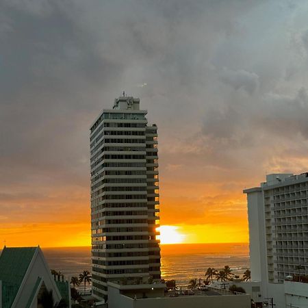 Waikiki Banyan Ohana Suite Honolulu Exterior photo