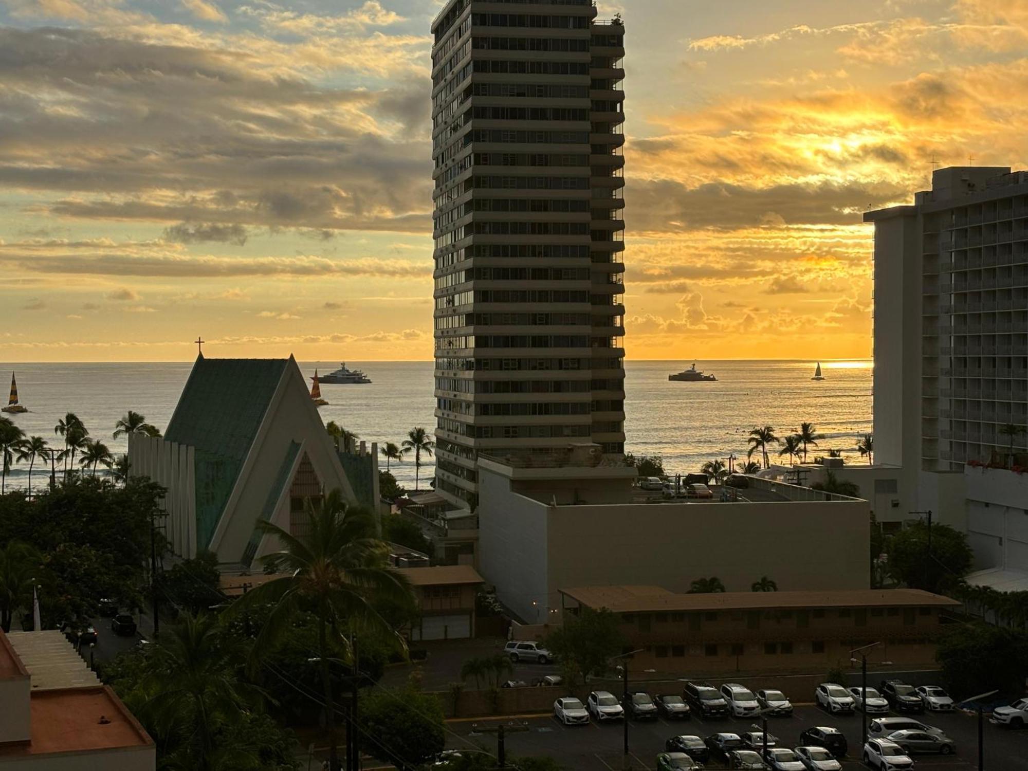 Waikiki Banyan Ohana Suite Honolulu Exterior photo